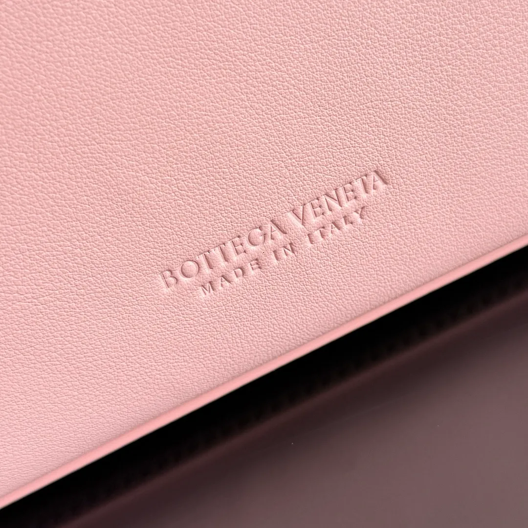 Batch 2360 BottegaVeneta Latest Ciao Ciao Bag Silky cowhide two-way flap handbag with signature twist detail, hidden hook closure, flap can be fastened to the front or attached to the INTRECCIATO woven interior pocket, comes with an adjustable and detachable crossbody strap, interior compartment, and also features a zippered pocket. The surprise flap has various shapes. Style 1 - Cover the bag surface and expose the knot decoration. Style 2 - Place the flap inside the bag. A buckle is also designed. Style 3 - The U-shaped position of the top handle in the hand bag. Style No.: 817231 Size: 34*26*15cm